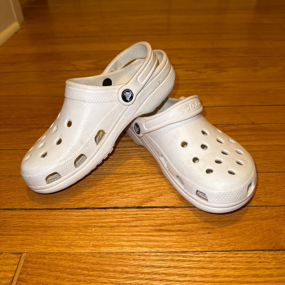 Crocs shoes. Men’s 7/Women’s 5